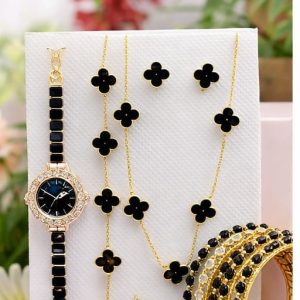 ​প্রিমিয়াম ব্ল্যাক জুয়েলারি কম্বো সেট ​একটি মার্জিত ও রাজকীয় লুক পেতে এই কমপ্লিট সেটটি হতে পারে আপনার সেরা পছন্দ। সেটটিতে রয়েছে: ​স্টাইলিশ হাতঘড়ি: পাথর খচিত গোল্ডেন ফ্রেম এবং কালো চেইন যুক্ত। ​ভ্যান ক্লিফ স্টাইল নেকলেস: জনপ্রিয় ফ্লাওয়ার মোটিফ এবং কালো পাথরের কাজ করা চেইন। ​ম্যাচিং ব্রেসলেট ও কানের দুল: গলার হারের সাথে মিল রেখে তৈরি চার পাতার ডিজাইন। ​জমকালো চুড়ি সেট: গোল্ডেন ও ব্ল্যাক স্টোনের কাজ করা একাধিক চুড়ি। ​বৈশিষ্ট্য: ​কালার: লাক্সারি গোল্ডেন ও জেট ব্ল্যাক। ​উপলক্ষ: বিয়ে, পার্টি বা যেকোনো উৎসবের জন্য মানানসই।